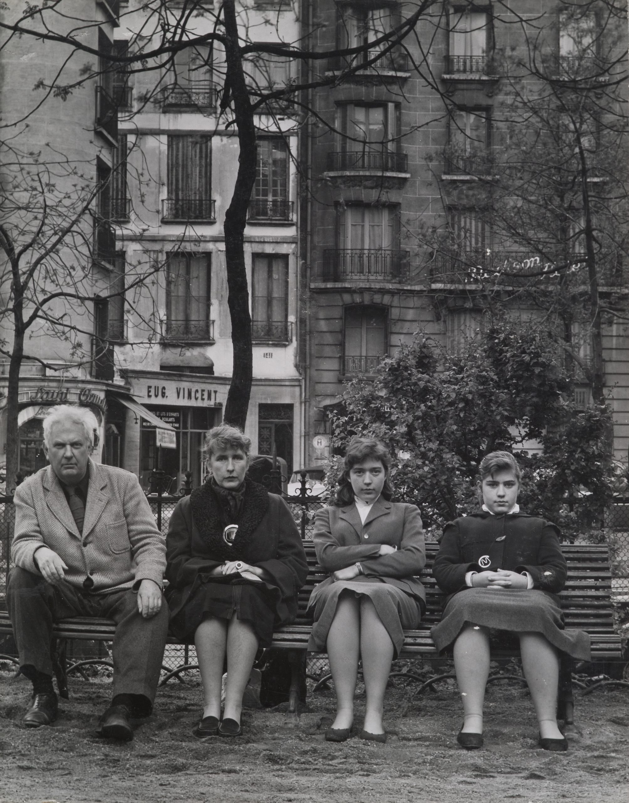 La famille Calder posant sur un banc dans un square parisien, 1954, Paris