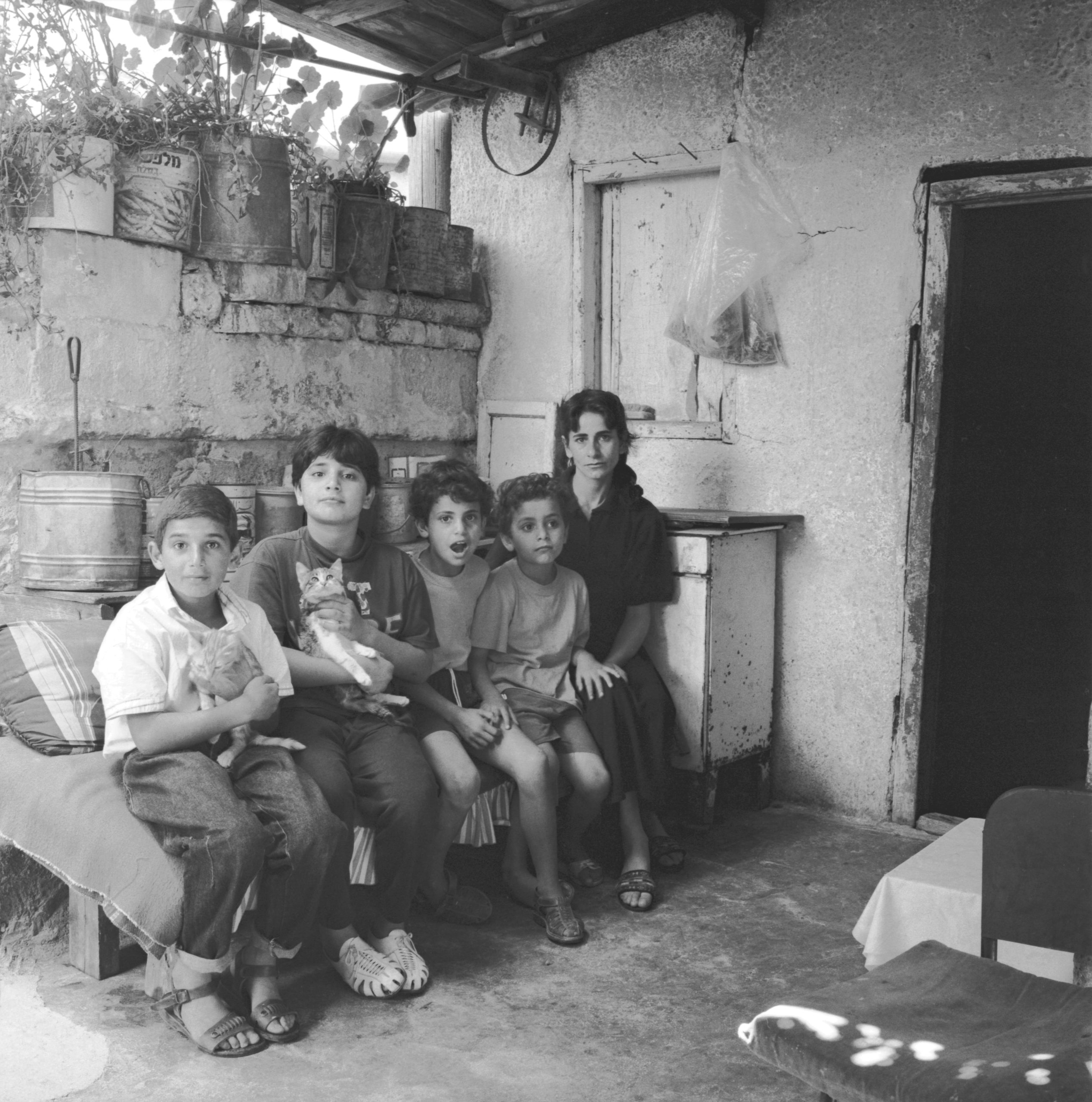 Jean-Louis Schoellkopf, Portrait de famille palestinienne, 1993 © Jean-Louis Schoellkopf